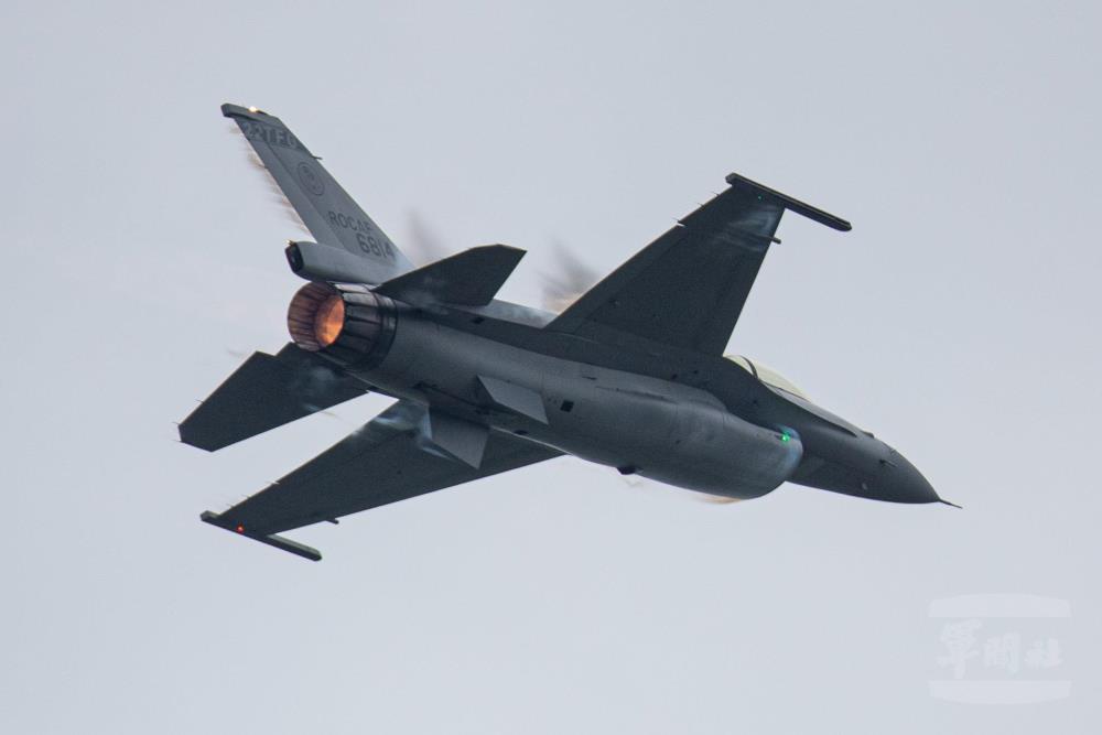 F-16V戰機性能展示。（軍聞社記者卓以立攝）