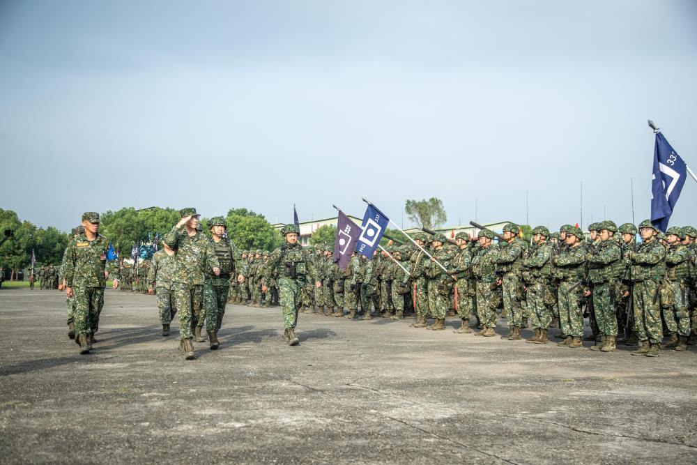 八軍團參謀長侯少將校閱參演部隊。（軍聞社記者王茗生攝）