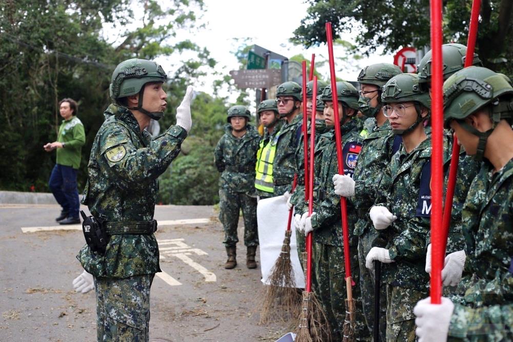 憲指部官兵進行救災任務分配。（臺北市政府提供）