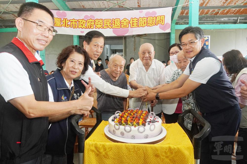 游副秘書長為榮民慶生。（臺北市兵役局提供）