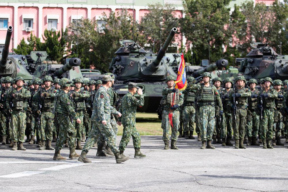 陸軍裝甲第586旅23日實施「長泰19號操演」戰場閱兵暨精神動員，由十軍團副指揮官張少將主持戰場閱兵。（軍聞社記者卓以立攝）