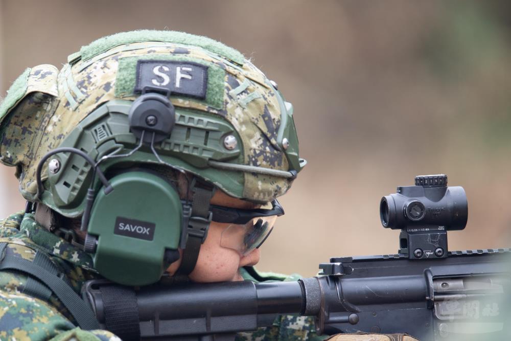 步槍應用射擊訓練，磨練射手在面對不同戰場環境下，快速判斷，並對目標進行射擊。（軍聞社記者卓以立攝）