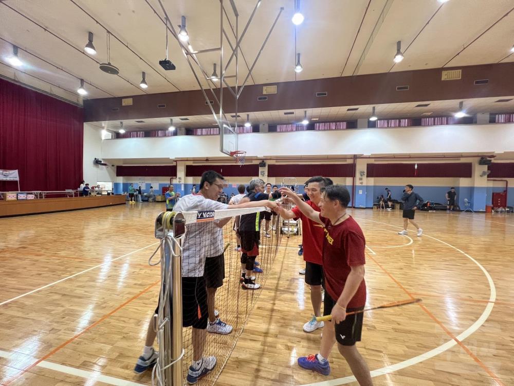 海軍基支部參加地區羽球競賽，以球會友。（海軍基支部提供）