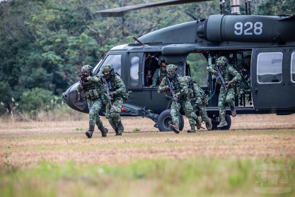 特戰部隊與陸航UH-60M黑鷹直升機實施「陸空聯訓」，進行機動抵達目標及機降演練。（軍聞社記者卓以立攝）