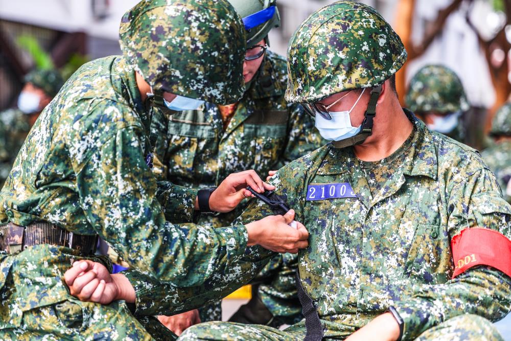 Combat injury first-aid training and rescue in enlistment training Draftees learn self-rescue and rescuing others skills