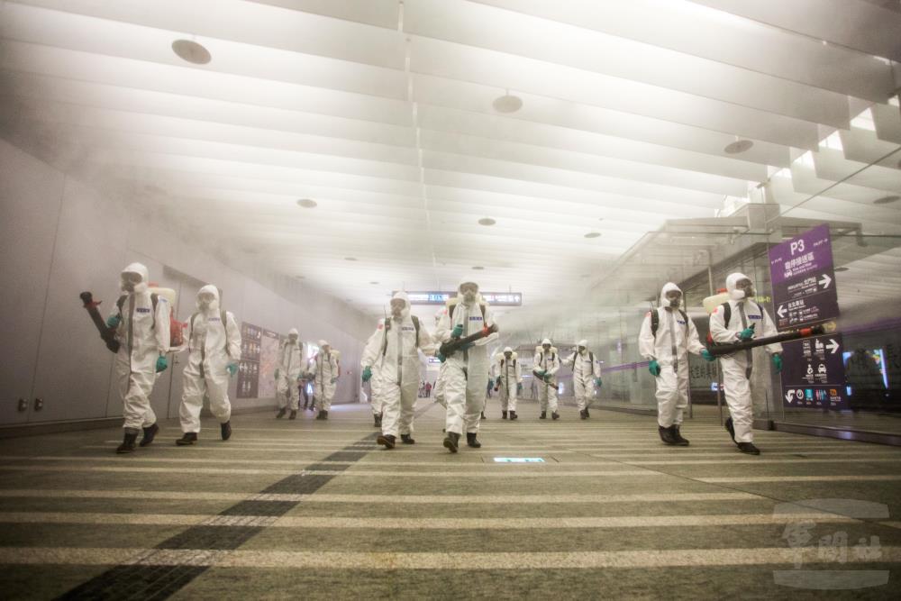 Chemical warfare soldiers went to Taipei Main Station of Taoyuan Airport MRT for disinfection. (Photographed by reporter Chou Sheng-wei, Military News Agency)