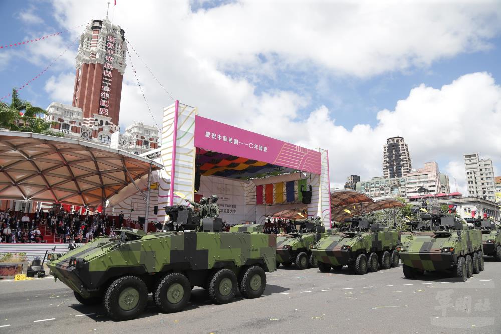 The Clouded Leopard eight-wheeled armored vehicles locally developed by our nationals pass through in front of the Presidential Palace during the National Day Ceremony for the year 2021 (photographed by reporter Li Chung-hsuan, Military News Agency)