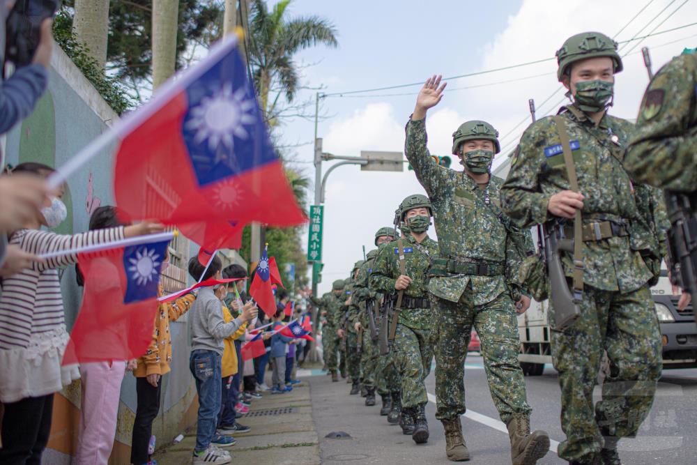 New call-up of 10-kilometer march by the 206 Brigade Teachers and students waved national flag to cheer them on