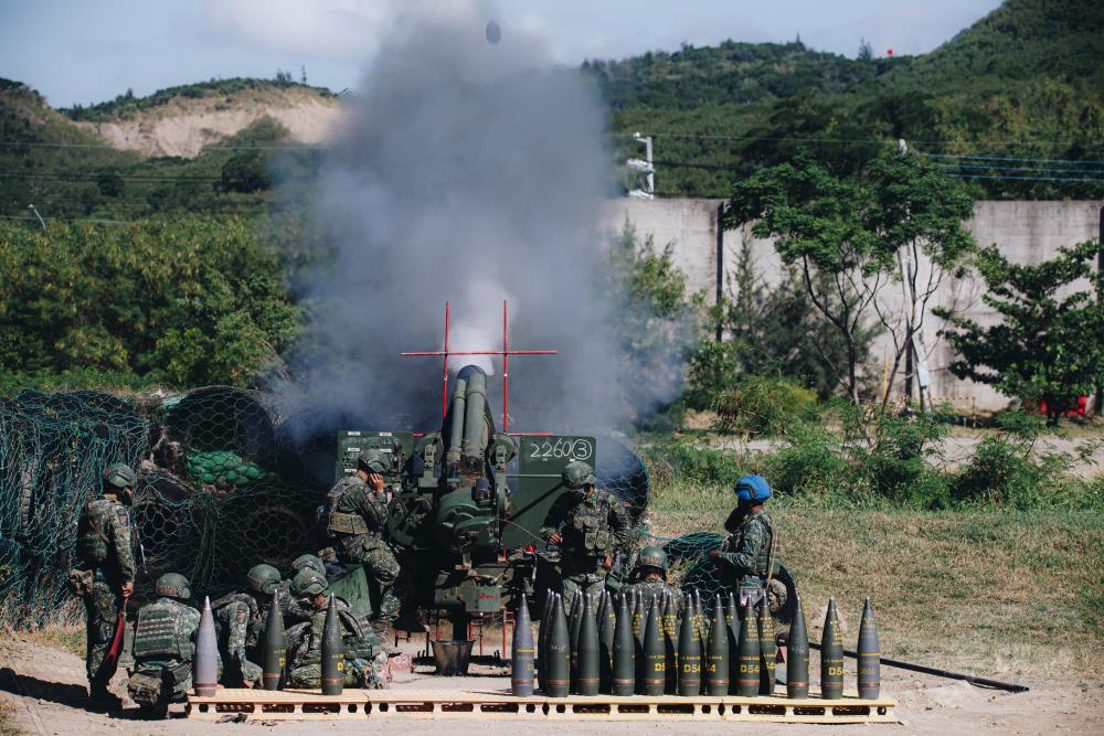 The Artillery Battalion of the 234th Brigade undertakes firepower support missions (photographed by reporter Ko Peng-hsin, Military News Agency)