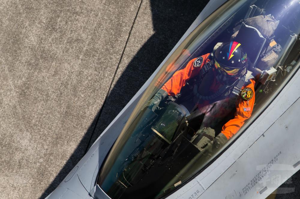 The four-star and three-color arrow in the middle of the Viper helmet represent the concept of the 4th Wing and three combat units (photographed by reporter Cho Yi-li, Military News Agency)
