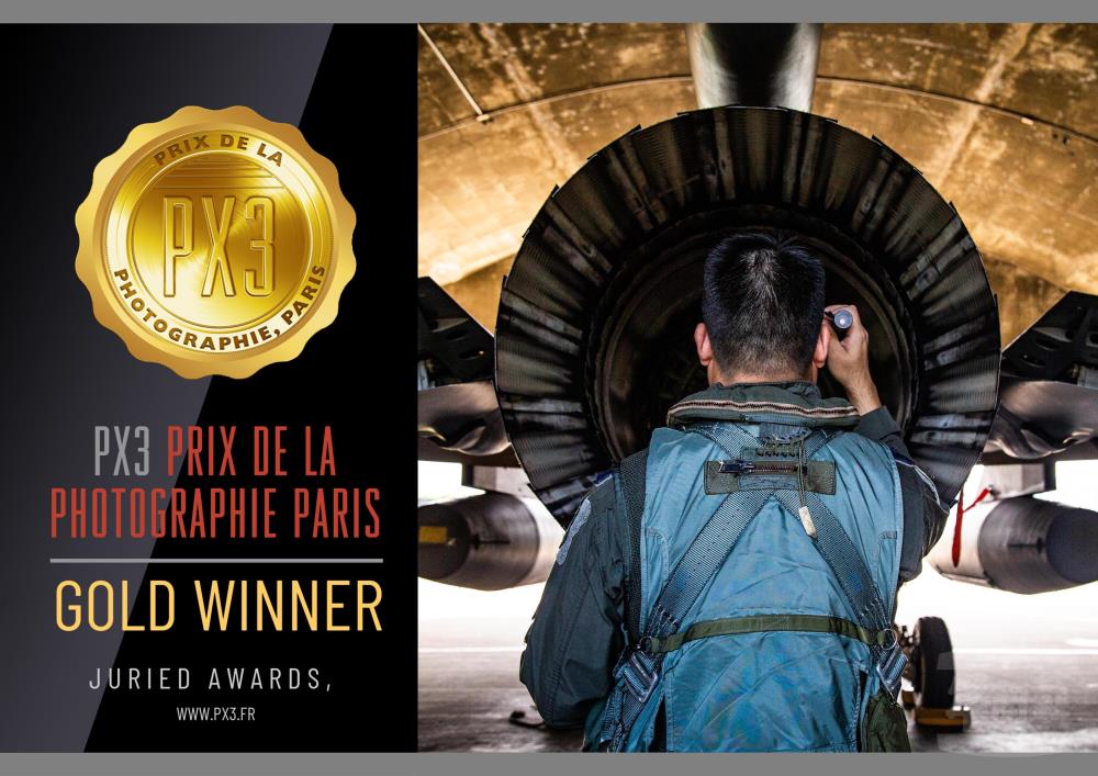 Captain Huang Sha-oen, press officer of the Military News Agency, won gold in the Journalism Category in the French PX3 International Photo Contest 2021 with his work &quot;Behind the Flight.&quot; (Provided by Huang Shao-en)