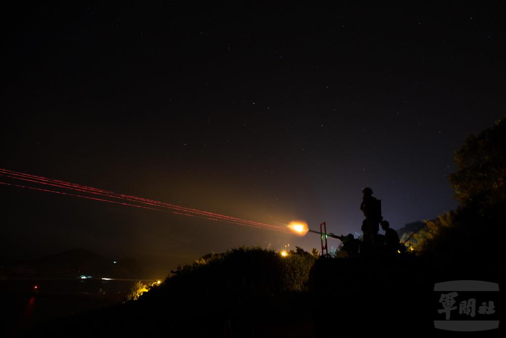 Shooting of 50 machine guns at night. (Photographed by reporter Lu Shang-yu, Military News Agency)
