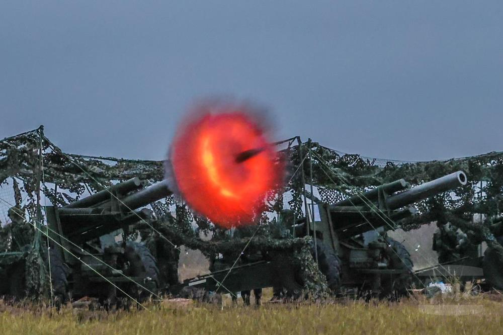 Firing of 155mm howitzer. (Photographed by reporter Chou Sheng-wei, Military News Agency)