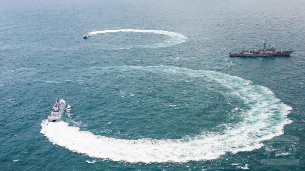 Ta Jiang-class corvette and Tuo Jiang-class corvette are turning at high speed, drawing out two perfect circles. (Photographed by reporter Kuo Chia-liang, Military News Agency)